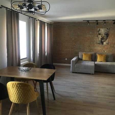 Дворівневі Апартаменти На Площі Ринок Lviv Exterior foto